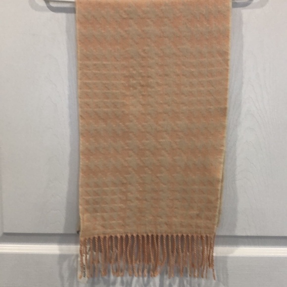 𝅺Banana Republic houndstooth scarf in Tutu Pink - Picture 2 of 6